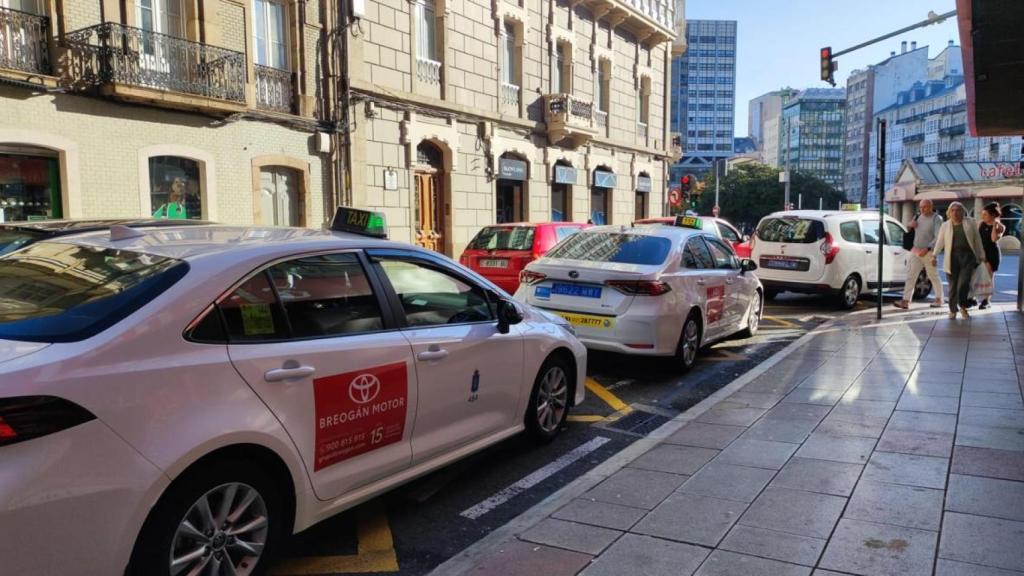 Taxis estacionados en la avenida de Rubine de A Coruña.