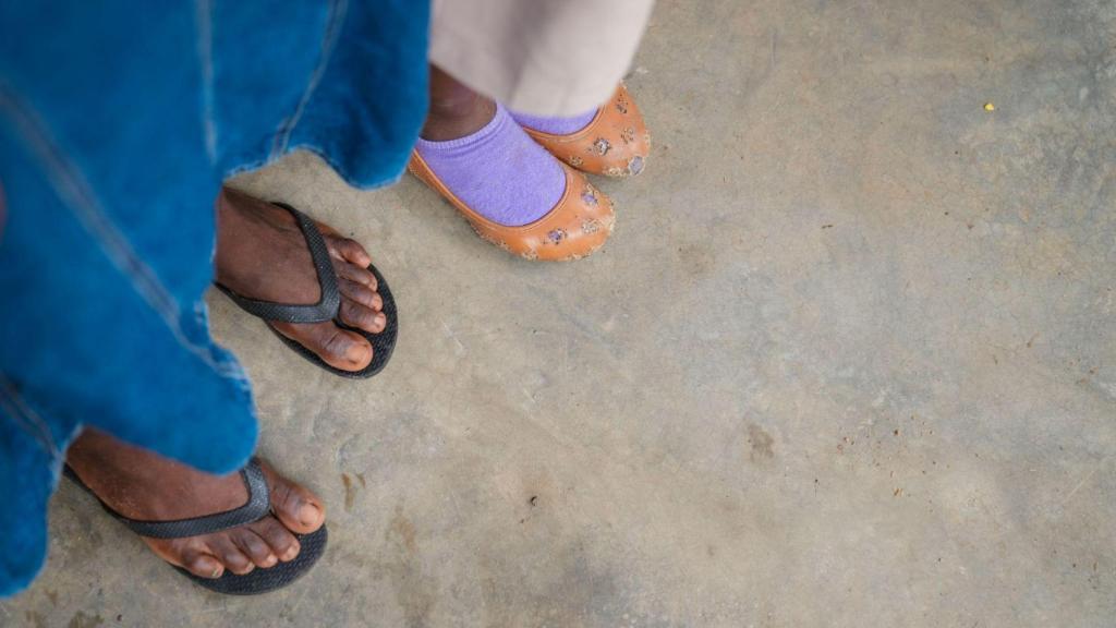 Una familia muestra su nuevo suelo de hormigón.