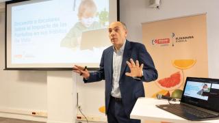 Un estudio de Eroski muestra que en Galicia más de la mitad de los niños supera el tiempo usando pantallas