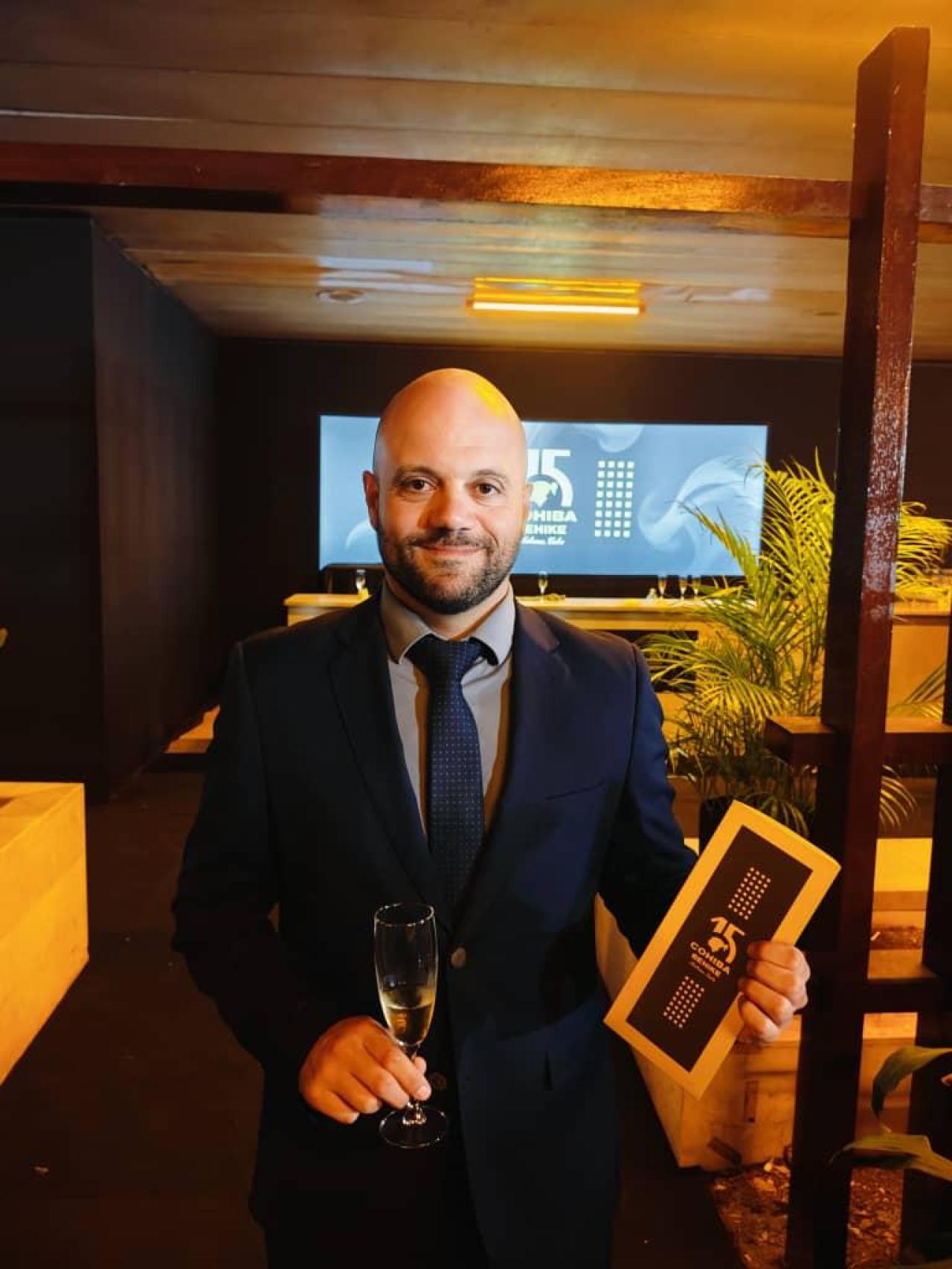 Imagen de Fernando con una copa en la mano.