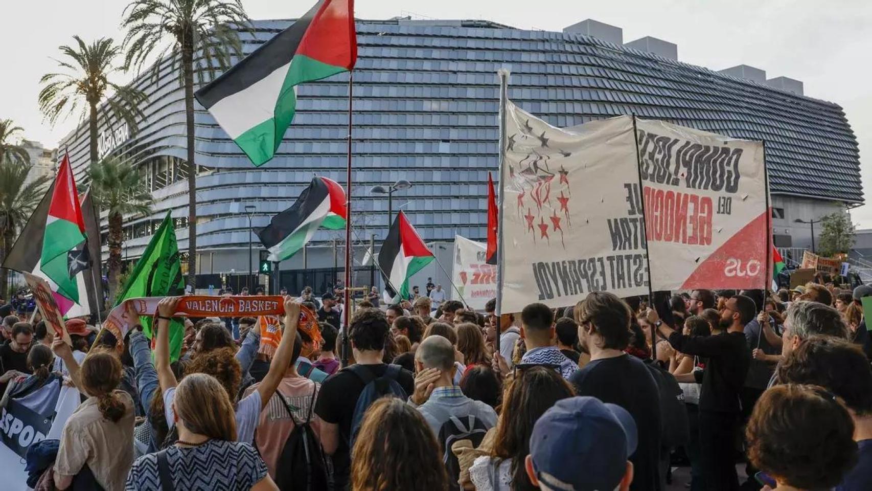 Protesta propalestina en el Roig Arena. Ana Escobar/EFE
