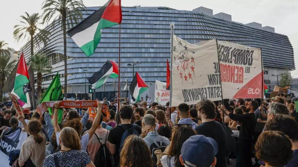 Protesta propalestina en el Roig Arena. Ana Escobar/EFE
