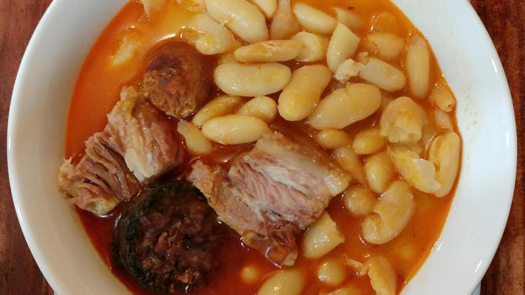 Un plato de la fabada del restaurante.