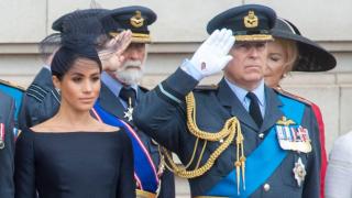 Meghan Markle y el príncipe Andrés de Inglaterra, en Buckingham Palace, en 2018.