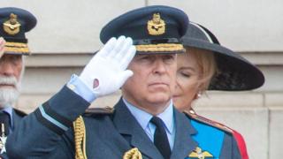 Meghan Markle y el príncipe Andrés de Inglaterra, en Buckingham Palace, en 2018.