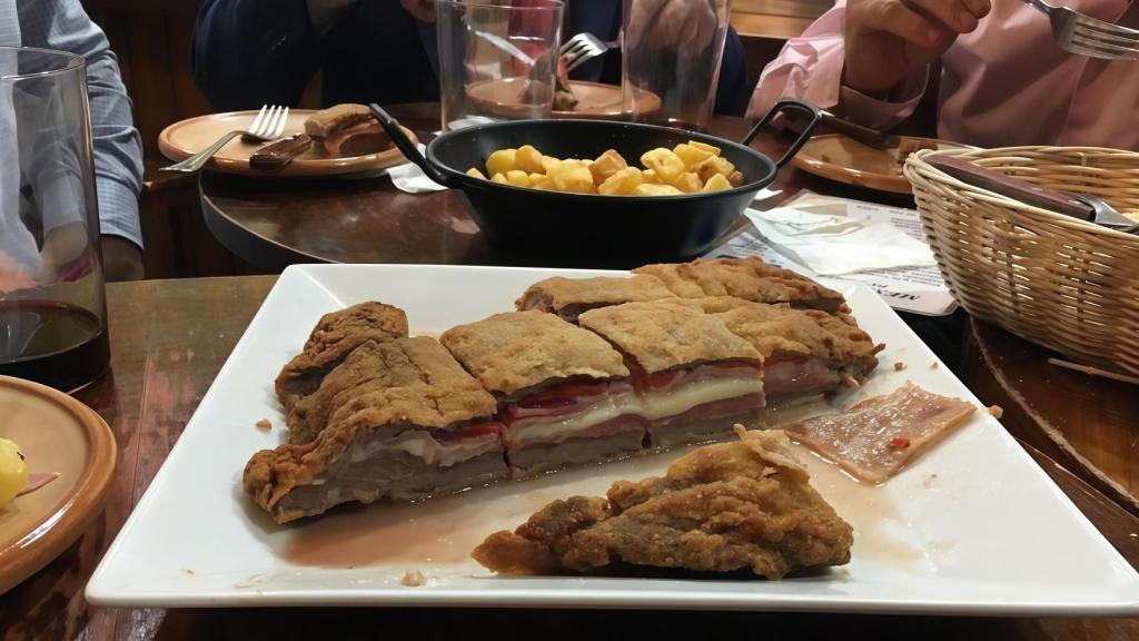 El cachopo por encargo de Mesón Astur en Málaga.