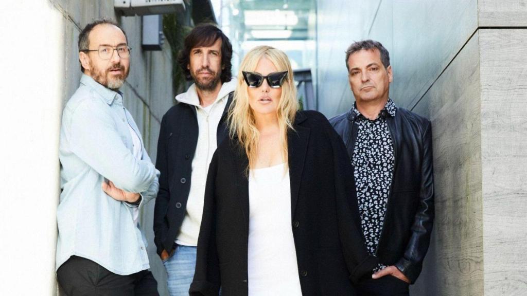 Amaia Montero junto a sus compañeros, en la imagen con la que anuncia su regreso.