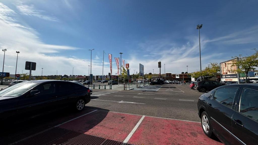 El parque comercial luce menos concurrido esta tarde.