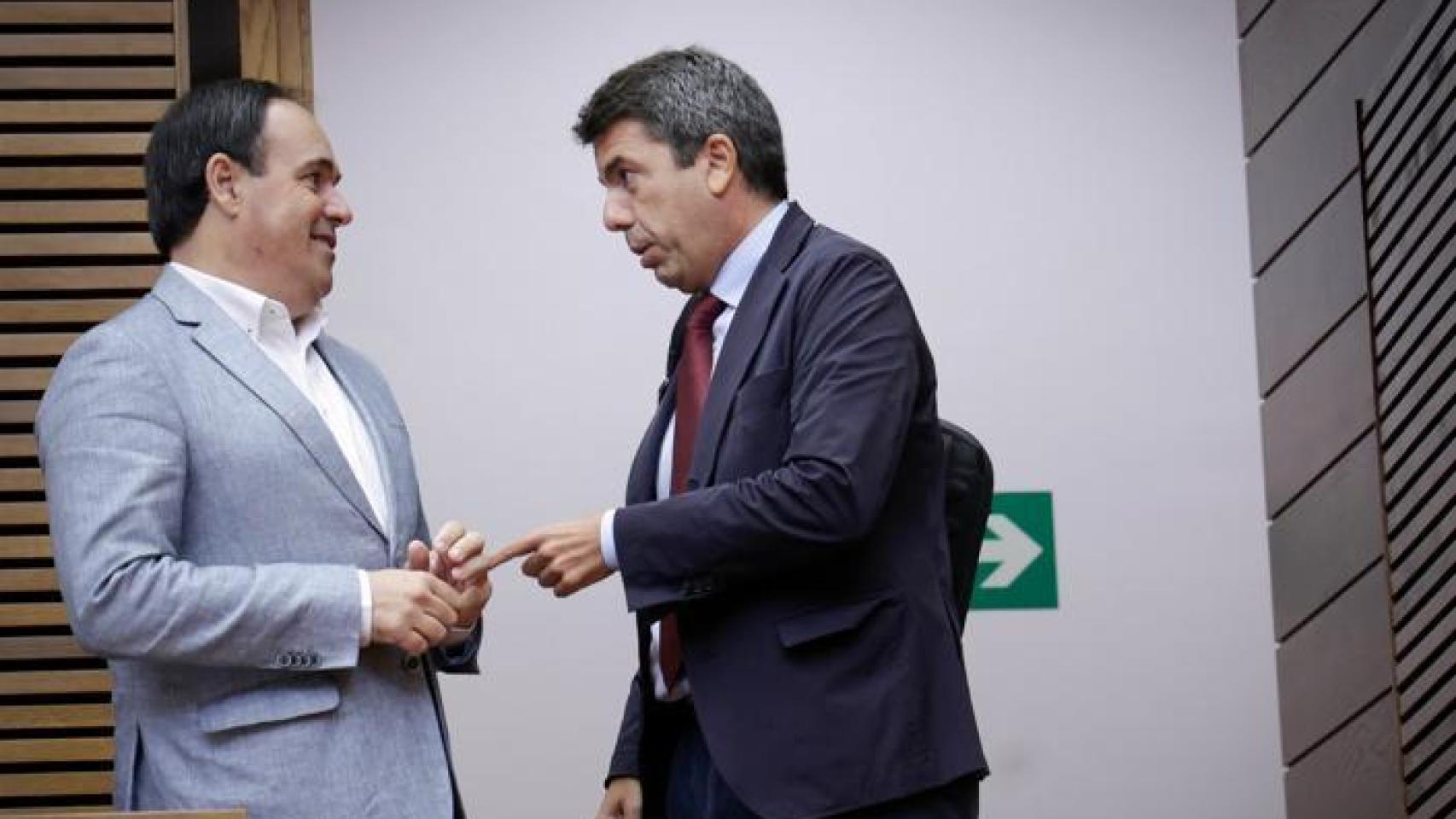 Mazón habla con el portavoz de su grupo, Pérez Llorca. José Cuéllar / Corts