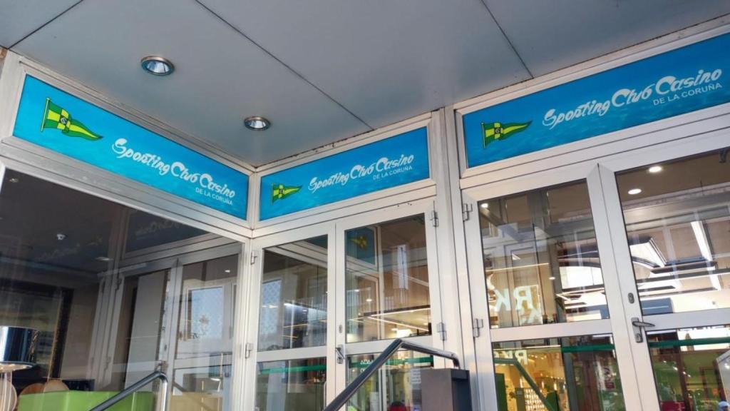 Entrada de la sede del Casino en la calle Real.