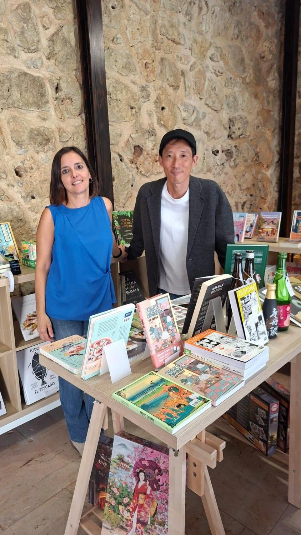 La pareja posando con orgullo en su nueva librería