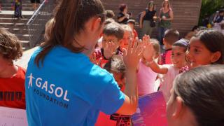 La Fundación Gasol ha sido galardonada con el Premio MadBlue al Impacto Social a través del Deporte.