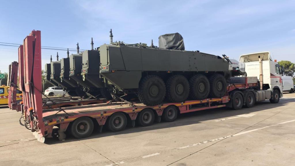 Traslado de los vehículos VCR 8x8 de zapadores