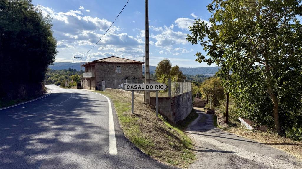 Vía de entrada a Casal do Rio, en una imagen realizada este miércoles.
