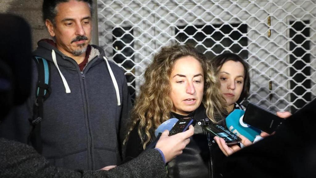 Martiño Ramos Soto (i) mientras sus compañeras de En Marea declaraban ante la TVG.