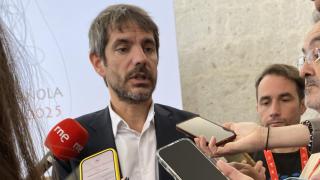 Urtasun esquiva la polémica entre la RAE y el Cervantes: He venido a Arequipa a defender el español