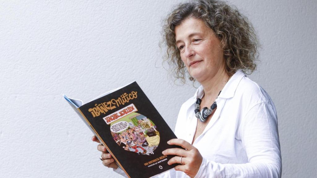 Núria Ibáñez, hija de Francisco Ibáñez, lee el inédito 'Hachís... ¡Salud!'. Foto: EFE/Quique García