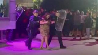 La alcaldesa de Cangas do Morrazo, Araceli Gestido, escoltada por dos guardias civiles para abandonar el Pleno, este lunes.