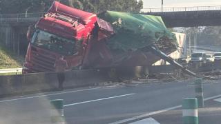 Camión volcado en la AP-9