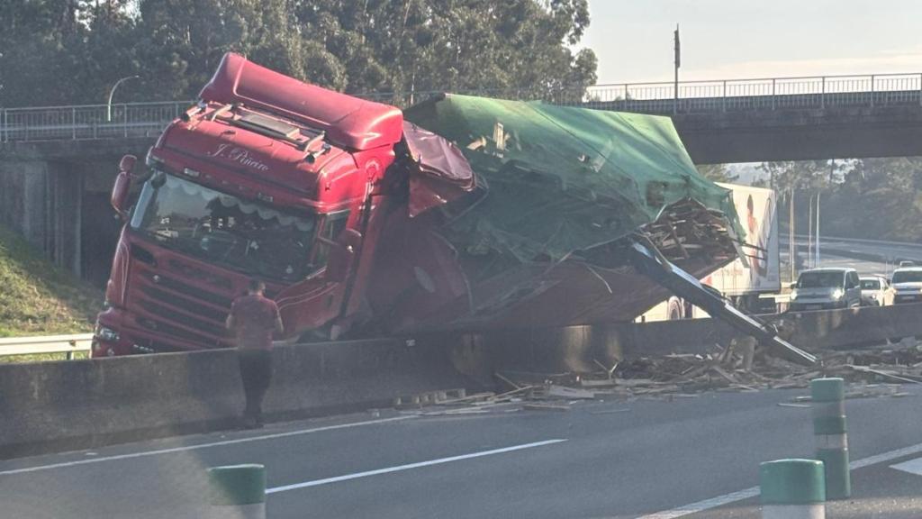 Camión volcado en la AP-9