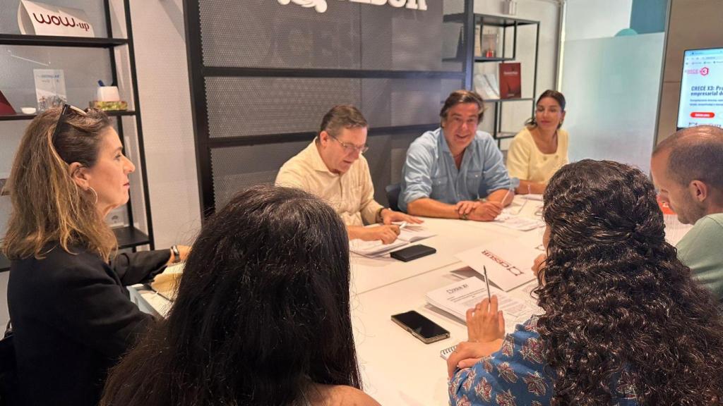 Cesur presenta su iniciativa en un encuentro en Sevilla ante periodistas.