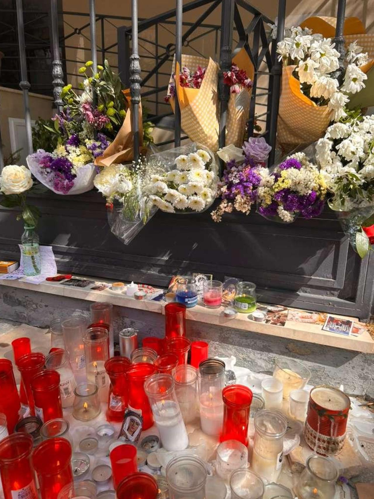 Imagen del altar que hay en el portal del bloque donde vivía Sandra.