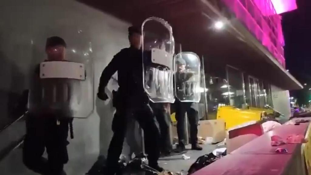 Un fragmento del vídeo que se ha viralizado en redes sociales de la Guardia Civil evitando acciones violentas de los manifestantes.