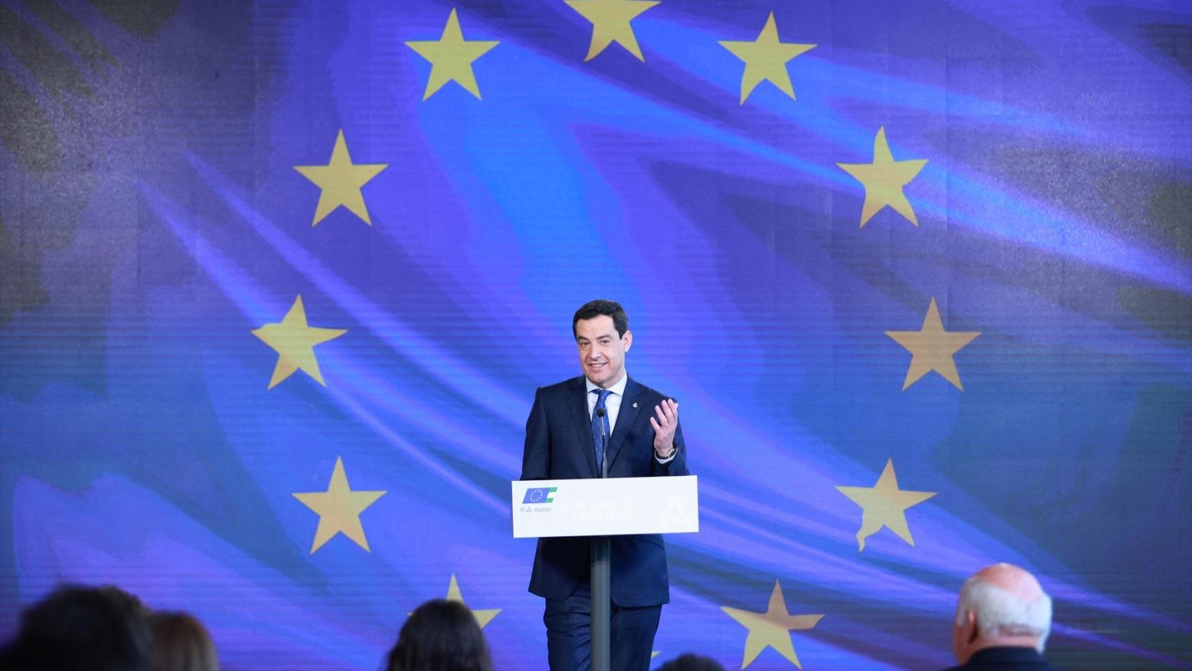 Juanma Moreno, presidente de la Junta, frente a una bandera de la UE.