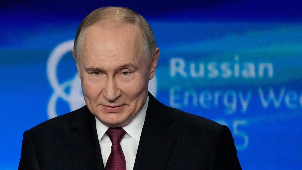Vladímir Putin, durante una sesión plenaria del foro Semana de la Energía de Rusia en el Manege de Moscú.