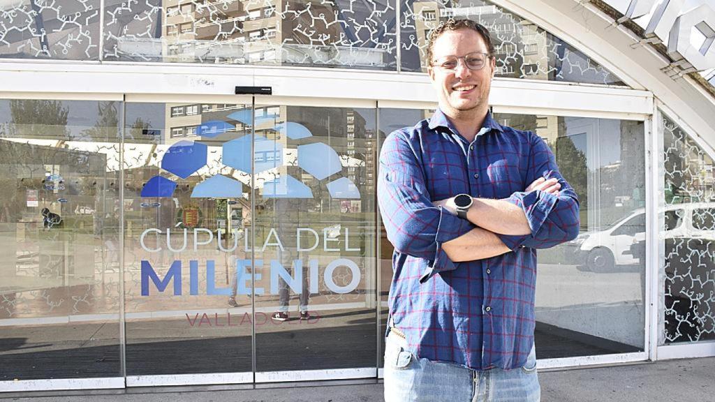 Teo Rodríguez a las puertas de la Cúpula del Milenio