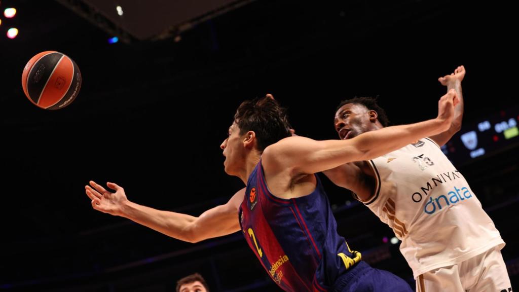 Juani Marcos y McKinley Wright, en el Dubái - Barça de la Euroliga.