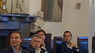 Juan Lobato, Jordi Sevilla e Ignacio Aguado escuchan a una interviniente