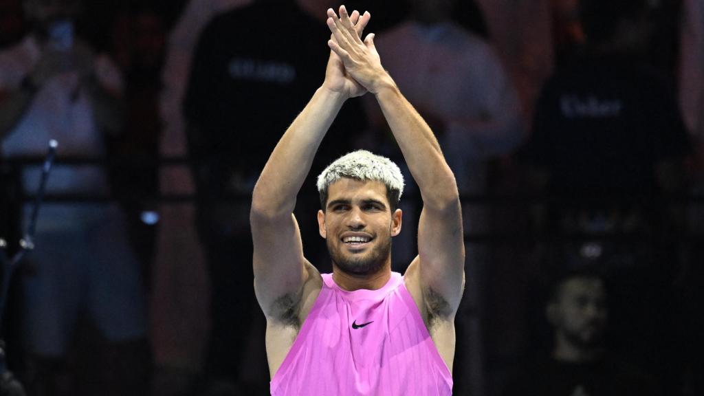 Carlos Alcaraz saluda al público en el Six Kings Slam.