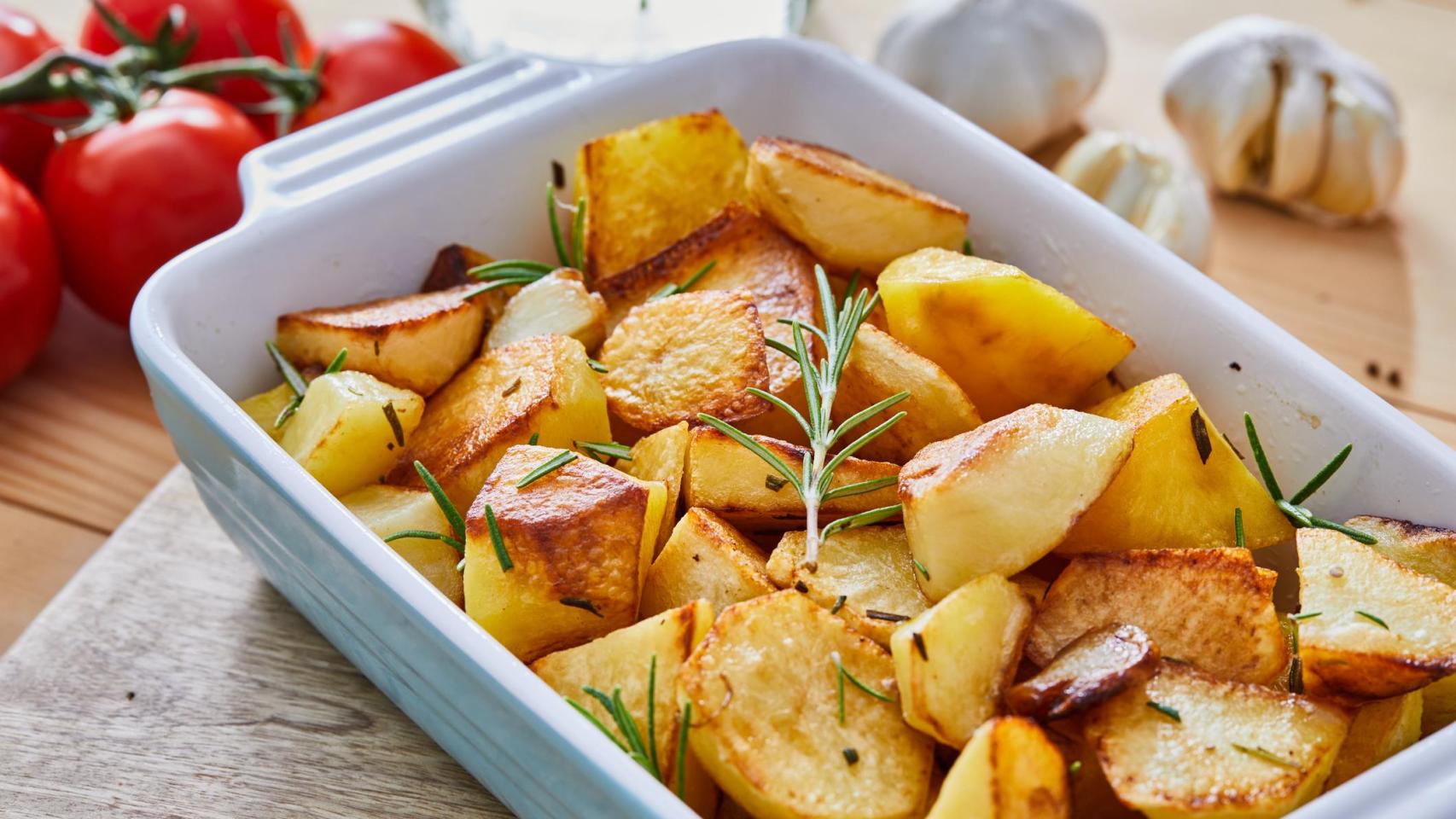 Una fuente con patatas asadas