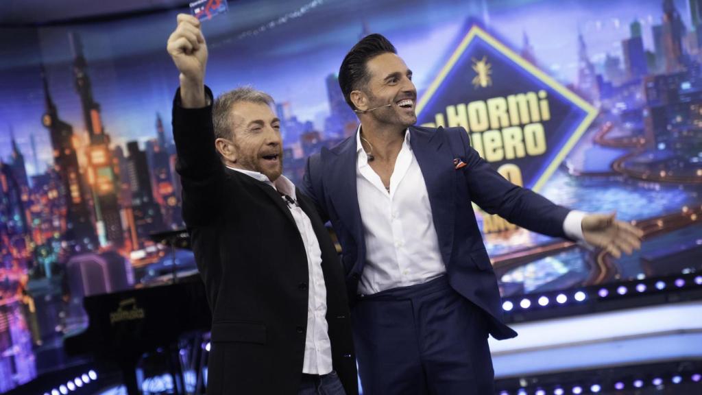 Pablo Motos junto a David Bustamante en 'El Hormiguero' este miércoles.