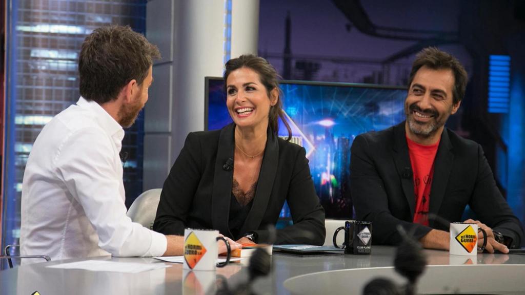 Juan del Val, junto a Nuria Roca, su mujer, y Pablo Motos en 'El Hormiguero'.
