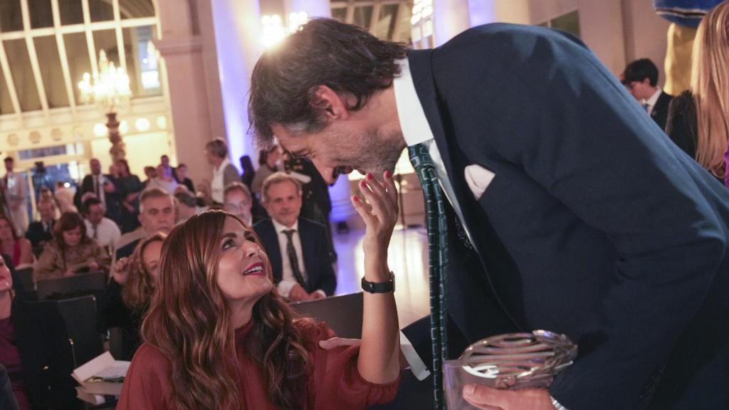 Juan del Val junto a su mujer tras alzarse con el Premio Planeta.