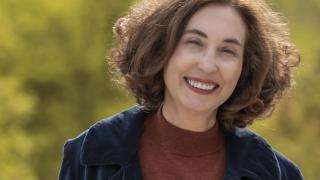 La escritora posa sonriente.