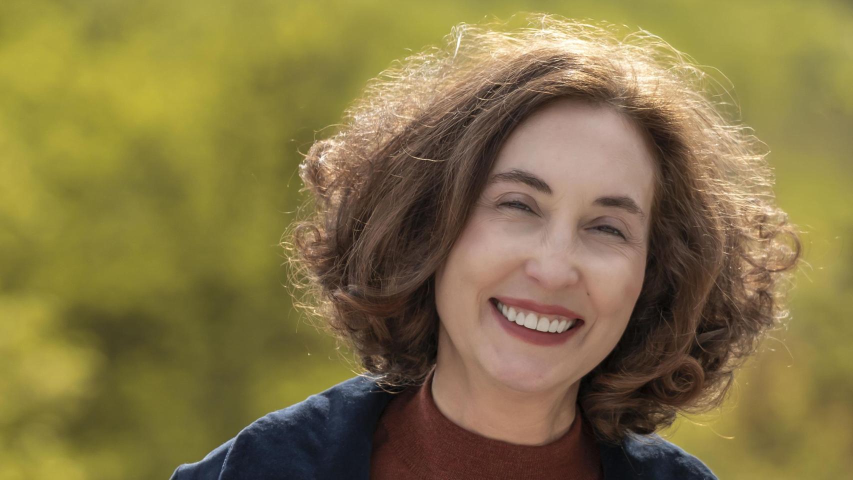 La escritora posa en imagen junto a un gorrión.