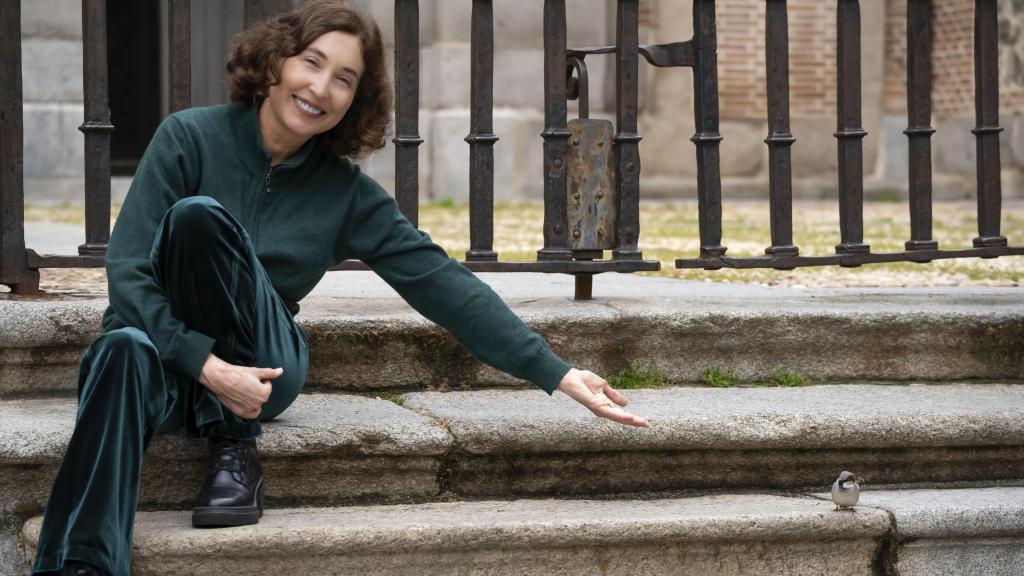 Una imagen de Elsa Punset junto al pequeño pájaro.