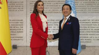 La reina Letizia saluda al director general de la FAO, Qu Dongyu.