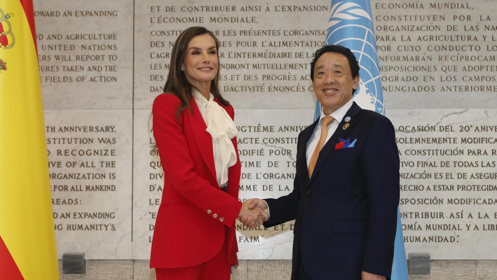 La reina Letizia saluda al director general de la FAO, Qu Dongyu.