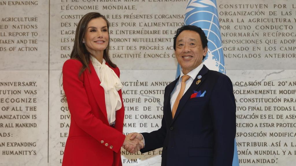 La reina Letizia saluda al director general de la FAO, Qu Dongyu.