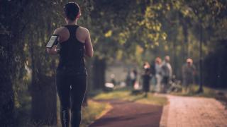 Imagen de archivo de una chica corriendo.