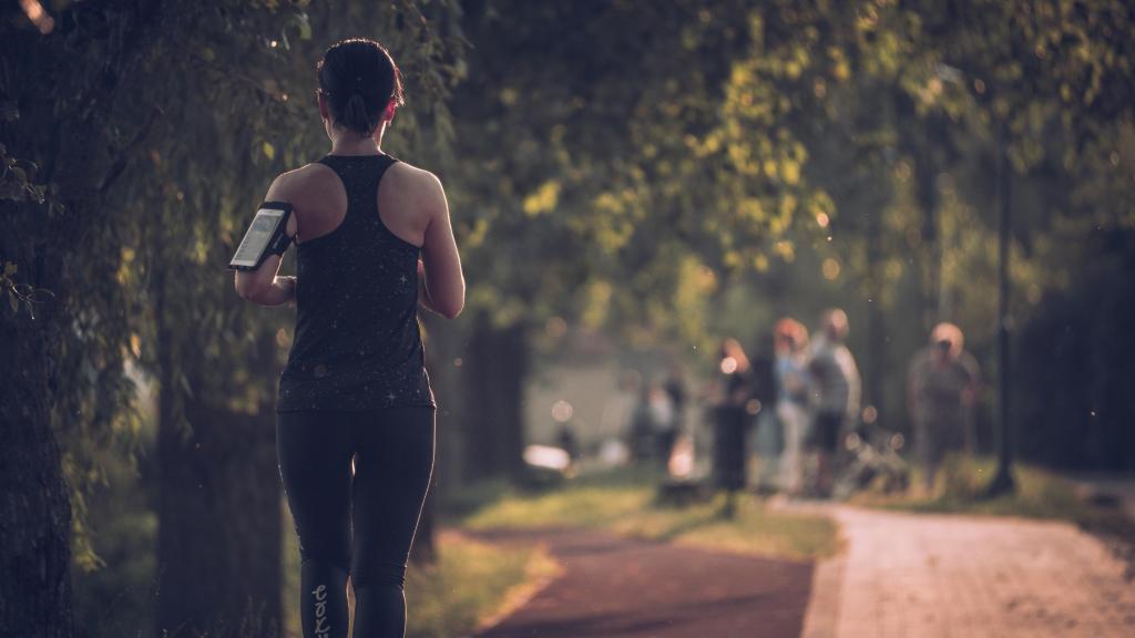 Imagen de archivo de una chica corriendo.