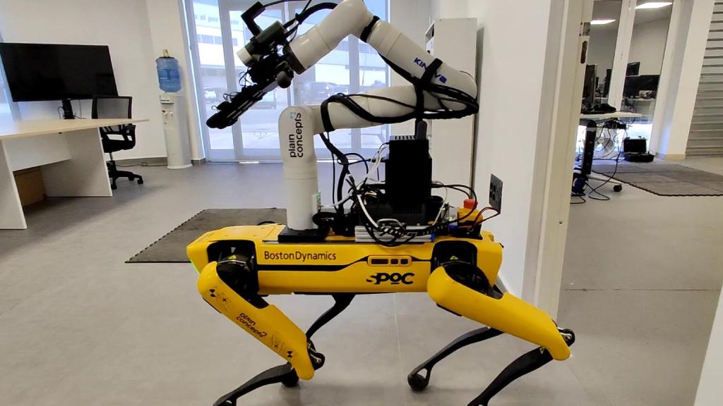 El brazo robótico de Plain Concepts en un perro robot.