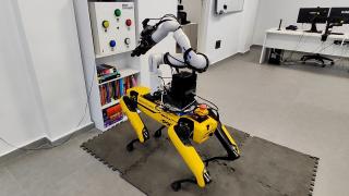 El brazo robótico en un perro robot de Plain Concepts.