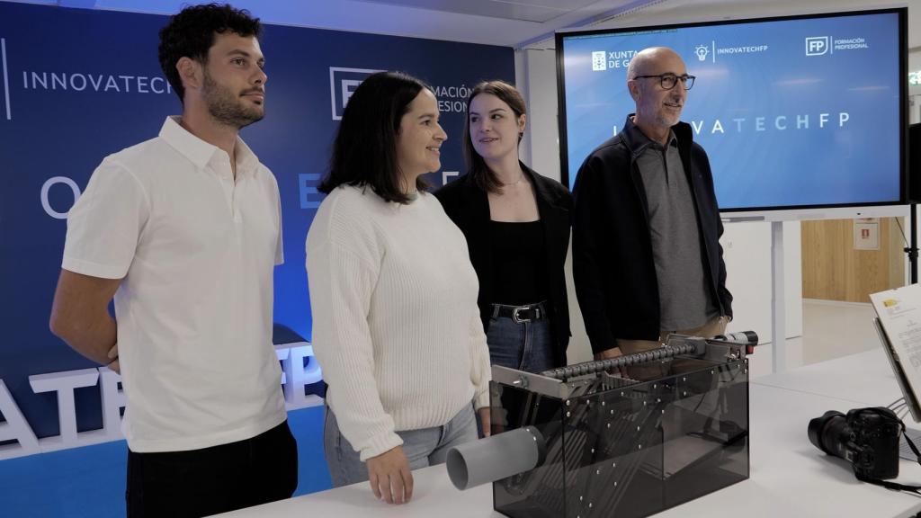 Tres de los componentes del equipo junto al profesor Carlos Lamela