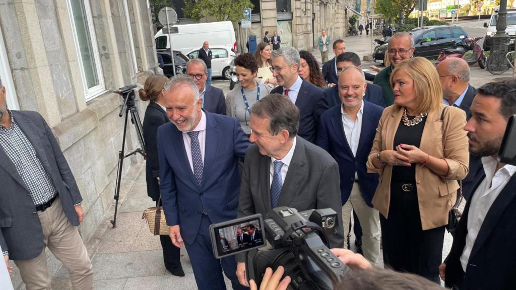Ángel Torres junto a Abel Caballero a su llegada a Vigo.