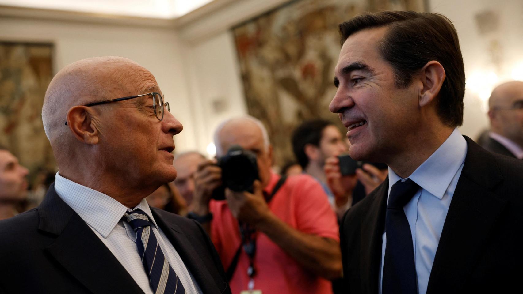 El presidente de Sabadell, Josep Oliu, y el de BBVA, Carlos Torres, conversan durante la toma de posesión de José Luis Escrivá como gobernador del Banco de España.